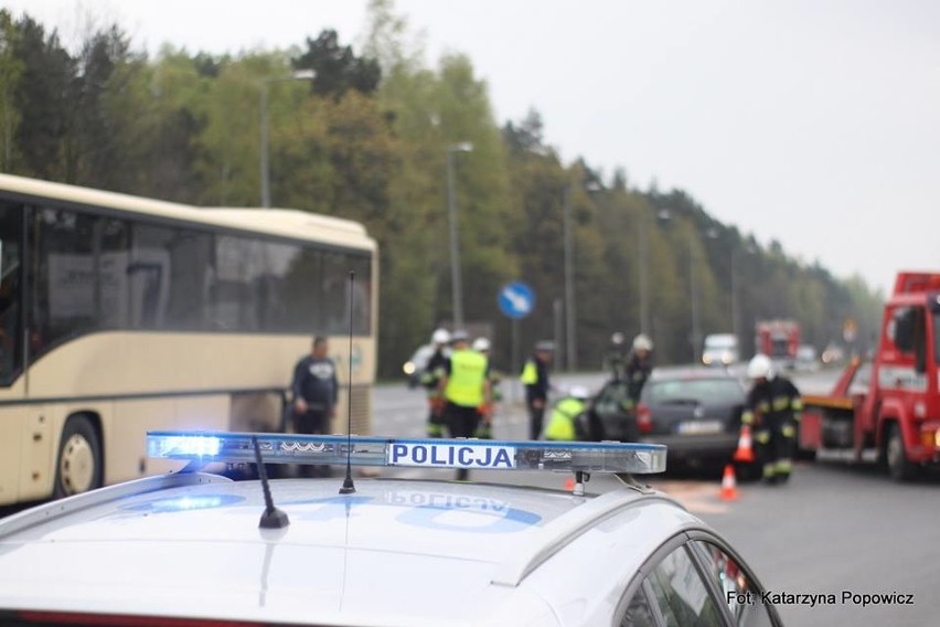 Wypadek autobusu na krajowej trójce pod Lubinem. Trzy osoby ranne