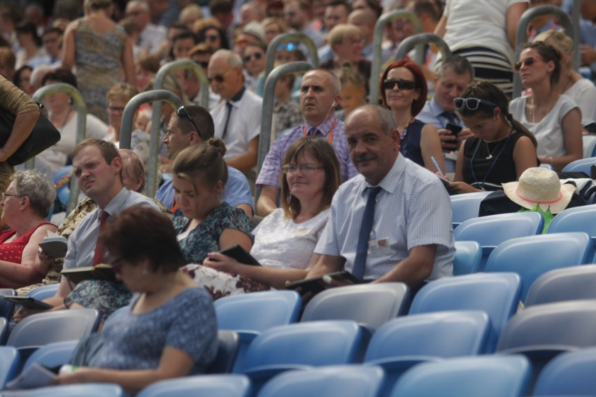 Kongres Świadków Jehowy na Stadionie Śląskim. Dzień 1. Wierni w Chorzowie przez trzy dni będą brać udział w spotkaniach ZDJĘCIA