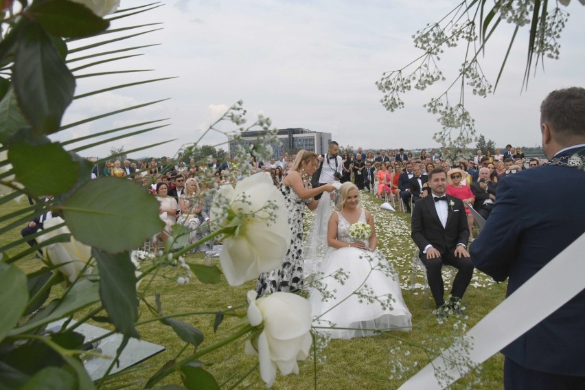 Przewodniczący Rady Miasta Kielce Kamil Suchański oraz radna Katarzyna Kwietniak w sobotę wzięli ślub. Było dużo znanych gości