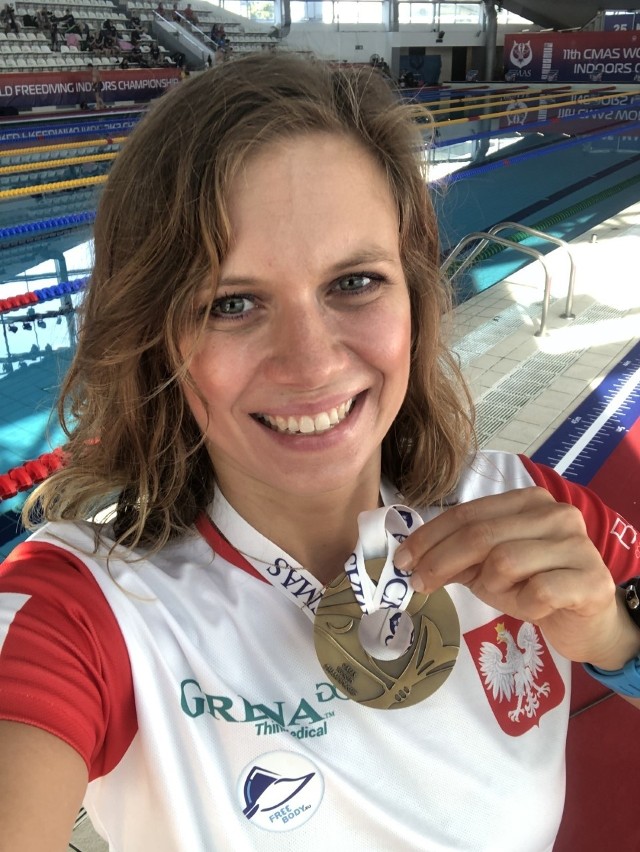 Agnieszka Kalska prezentuje brązowy medal MŚ z zawodów w Belgradzie