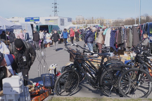 Nie tylko meble, słodycze i  środki czystości można kupić na pchlim targu przy M1 w Poznaniu. Czekają też antyki, książki, płyty, kasety, części, naczynia i inne dewocjonalia. Sprawdź, co tym razem czekało na kupujących --->>>