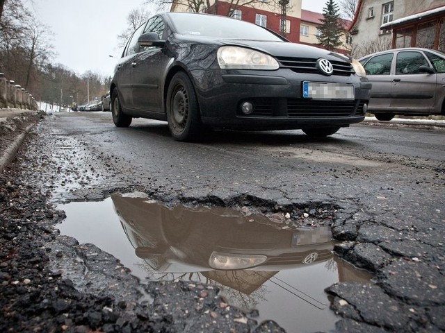 Ulica Lotha to jedna z najbardziej dziurawych ulic w mieście. Wymaga kompleksowego remontu. Łatanie nic tu nie pomoże.