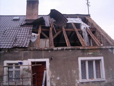 Mam dom w Lisowie. Podczas wichury stracilem dach. Dach mial...