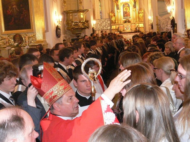 Biskup Henryk Tomasik podczas udzielania sakramentu bierzmowania suchedniowskiej młodzieży.