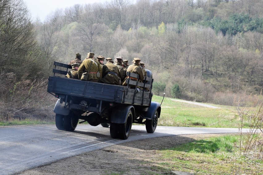 Uczestnicy rajdu zapalali znicze na mogiłach i przy...