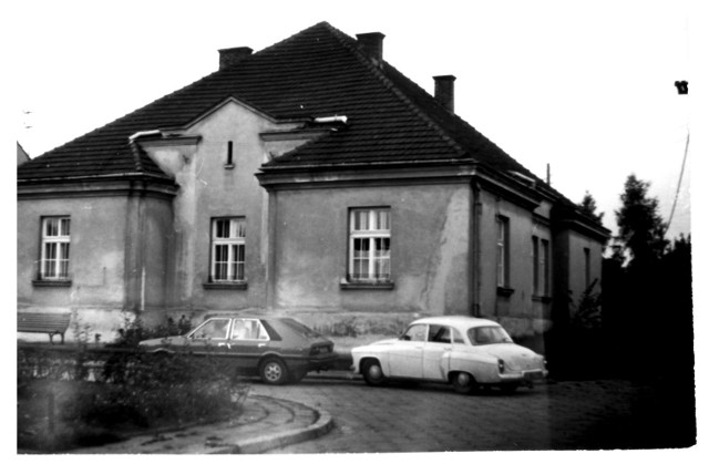 Ośrodek Zdrowia w Niepołomicach, 1979 rok. Obecnie w tym budynku mieści się siedziba policji