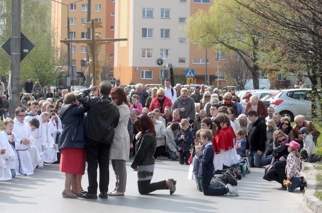 Droga krzyżowa odbyła się między innymi w parafii świętej Jadwigi przy ulicy Rapackiego. Kilkaset osób przeszło ulicami osiedla  za krzyżem, który nieśli między innymi członkowie organizacji parafialnych.