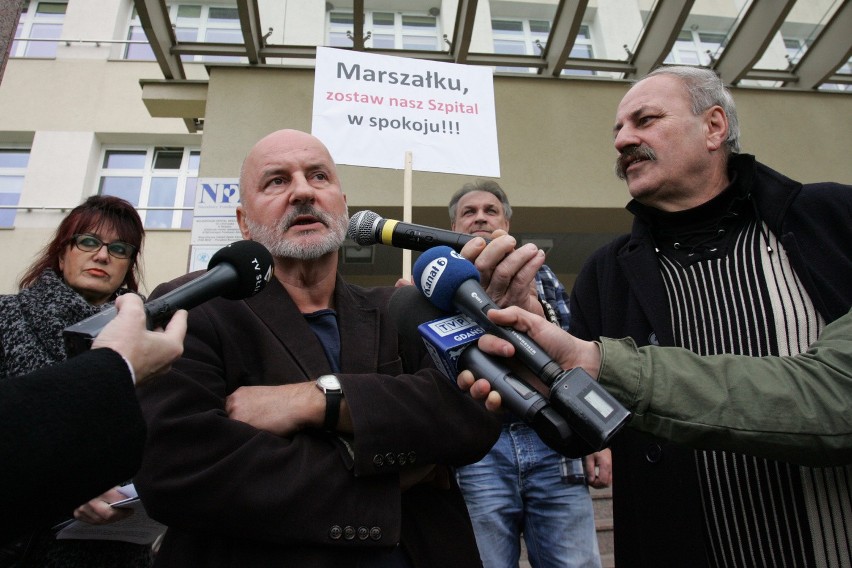 Protest przed słupskim szpitalem.