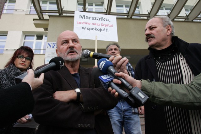 Protest przed słupskim szpitalem.