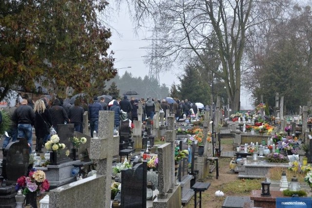 Szymon zmarł po zatrzymaniu przez policję. Jego bliscy pytają o to, jak doszło do tragedii. Policja zapewnia, że mężczyznę próbowano reanimować. Śledczy badają, czy nie doszło do „przekroczenia uprawnień”.Więcej informacji w dalszej części galerii >>>