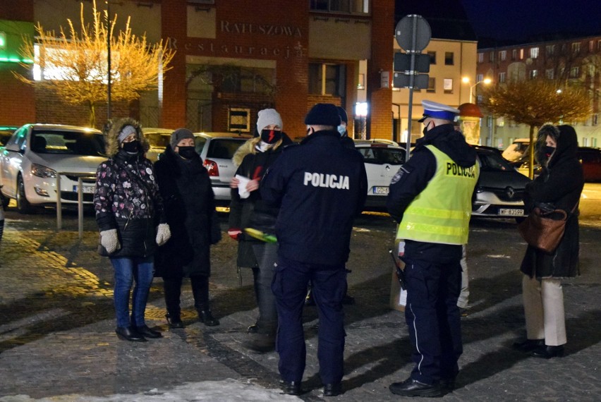 Ogólnopolski Strajk Kobiet w Stargardzie wsparty przez szczecińskie fundacje RÓWNIE, Pełnia Wyrazu oraz Młodą Lewicę - Zachodniopomorskie