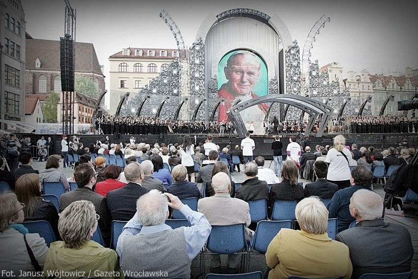 Wrocław: Tłumy na koncercie Piotra Rubika w Rynku (ZDJĘCIA)