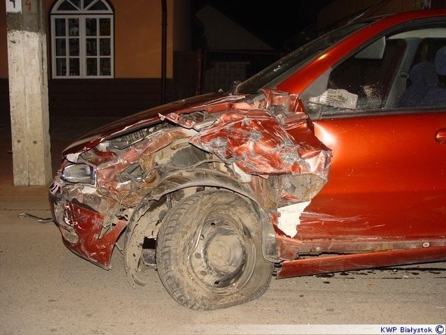 Wypadek na skrzyżowaniu. Mercedes zderzył się z fiatem (zdjęcia)