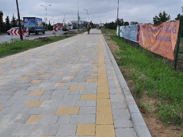 Odnowiony chodnik wzdłuż ulicy Sikorskiego w Tarnobrzegu.