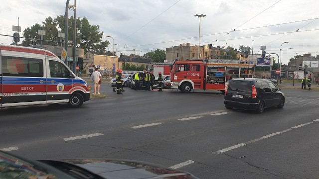 Według informacji przekazanych przez świadków podczas zderzeni nie działały na skrzyżowaniu światła. Na miejscu działają służby.