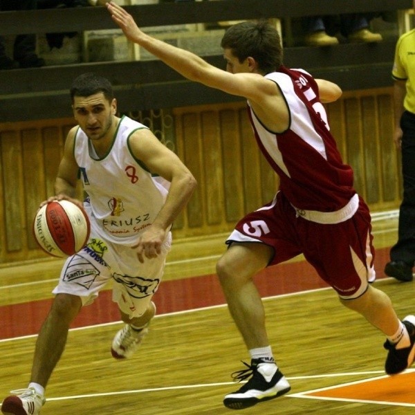 W derbach Podkarpacia koszykarze Siarki Tarnobrzeg (z piłką Bartosz Krupa) rozgromili u siebie Resovię Rzeszów.