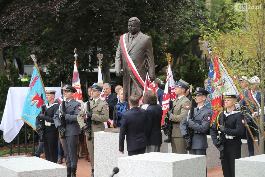 Pomnik Lecha Kaczyńskiego w Szczecinie odsłonięty z pompą. Prezydent w dynamicznej pozie, zamyślony nad Polską  [ZDJĘCIA]