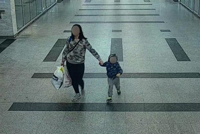 Kobieta widoczna na zdjęciu pozostawiła to dziecko w centrum SosnowcaZobacz kolejne zdjęcia. Przesuń zdjęcia w prawo. Wciśnij strzałkę lub przycisk NASTĘPNE