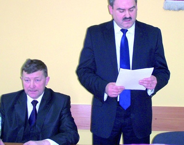 Józef Miszkiel (z lewej) twierdzi, że poparcie dla nowego starosty ma nic wspólnego z awansem syna.