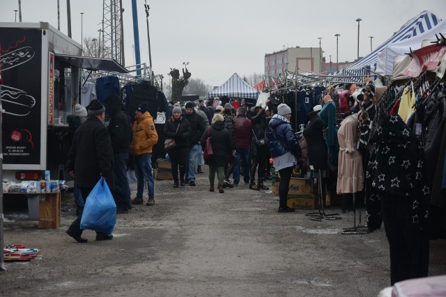 Kilka stopni mrozu nie odstraszyło handlujących i kupujących w niedzielny poranek, 16 stycznia na targu w Wierzbicy.Zobacz zdjęcia na kolejnych slajdach. Używaj gest&oacute;w i strzałek&gt;&gt;&gt;