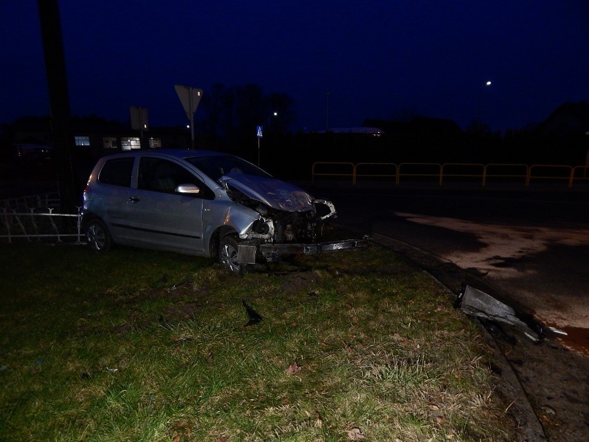 Groźne zderzenie na drodze w Łosinie. Volkswagen polo wjechał w cysternę do przewożenia mleka