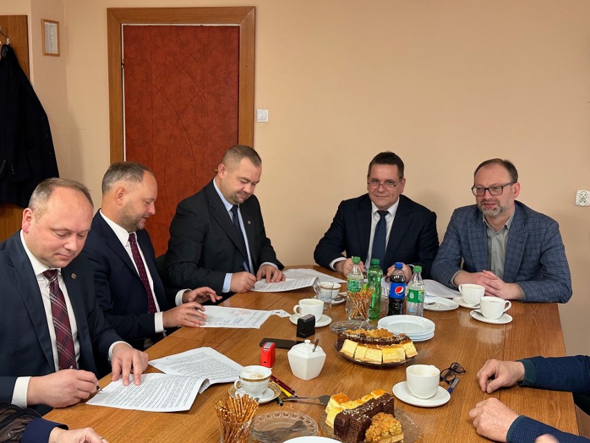 Podpisanie umów na remont oczyszczalni ścieków w Kazimierzy...
