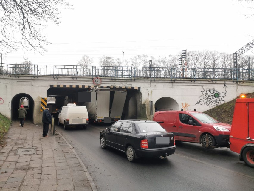 Samochód ciężarowy utknął pod wiaduktem przy ulicy Szczecińskiej w Koszalinie [ZDJĘCIA]