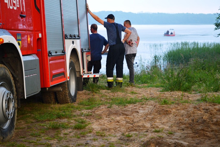 Akcja poszukiwawcza na jeziorze w Chotkowie. Szukają 24-latka (zdjęcia)