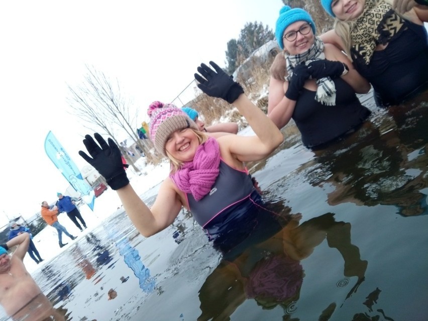 Dla urody i zdrowia. Lodowe kąpiele pięknych pań