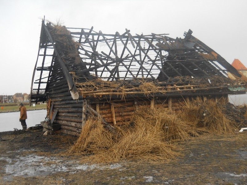 W pożarze spłonęła jedna z chat w skansenie w Wolinie.