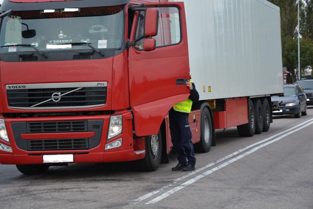 Tir wyprzedzał na podwójnej linii ciągłej inny samochód ciężarowy z przyczepą.