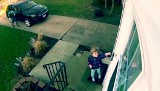 Wiatr porywa małą dziewczynkę! Przerażające nagranie opublikowała mama dziecka [FILM]