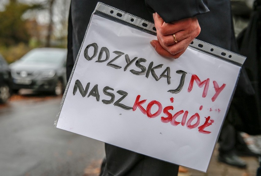 Protest w sprawie abp. Sławoja Leszka Głódzia. Wierni przyszli pod siedzibę gdańskiej kurii z transparentami "Odzyskajmy nasz Kościół"