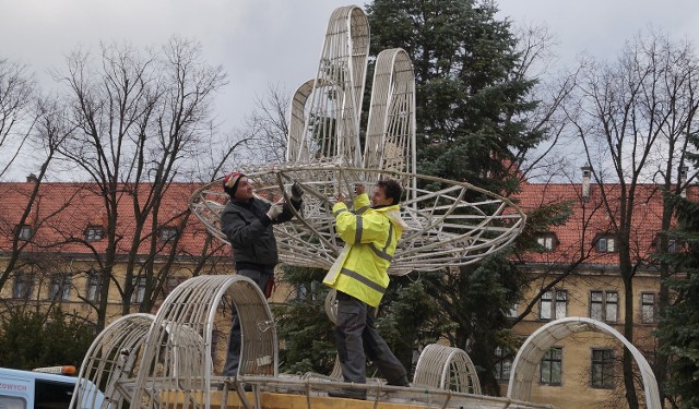 Montaż zimowej fontanny przed inowrocławskim sądem.