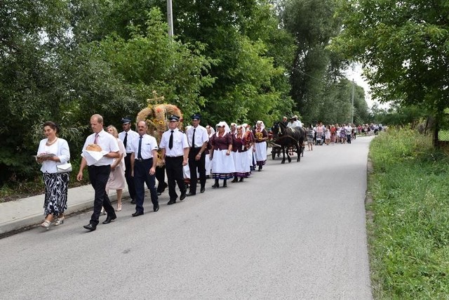 Po mszy świętej korowód wraz z wieńcem dożynkowym przeszedł na plac rekreacyjny w Koćmierzowie.