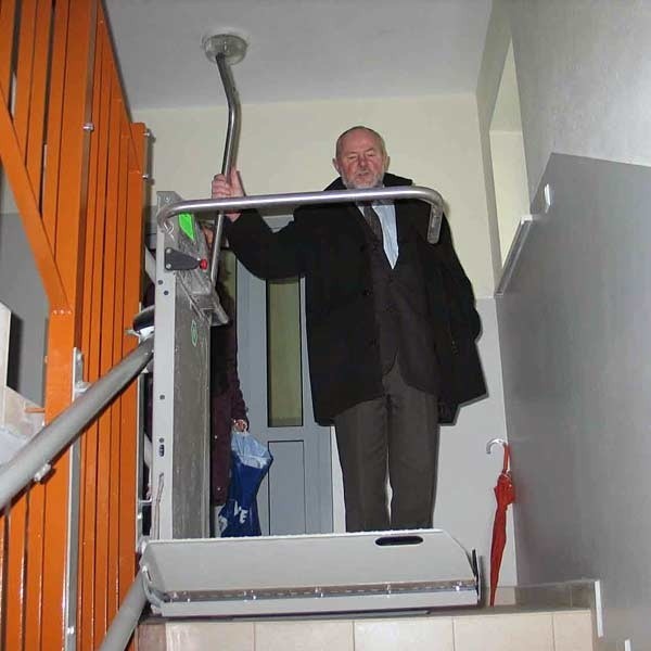 Nowy blok na osiedlu MMR jest nowoczesny i funkcjonalny. Na klatce jest winda (jej działanie demonstruje Józef Łopuszyński z UM), z której będą korzystać osoby niepełnosprawne. 