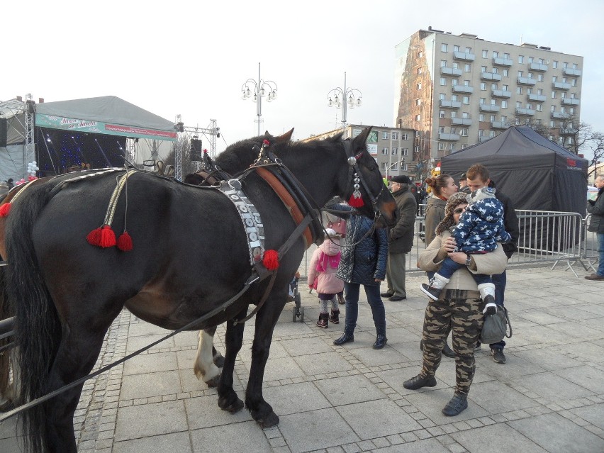 Do Częstochowy przyjechał św. Mikołaj i zapalił światełka [ZDJĘCIA]