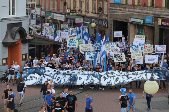 Manifestacja kibiców Ruchu w sprawie budowy nowego stadionu na Cichej