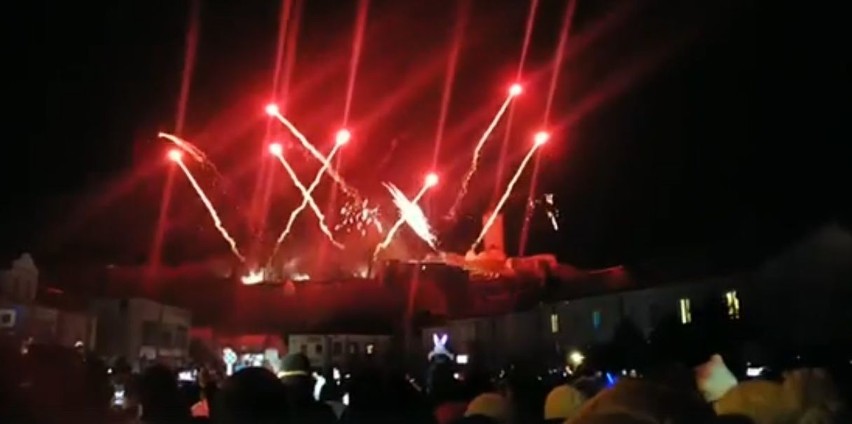 Noworoczny pokaz fajerwerków w Iłży. Rozświetlone wzgórze zamkowe i tłumy widzów! Zobaczcie wideo i zapis transmisji na żywo