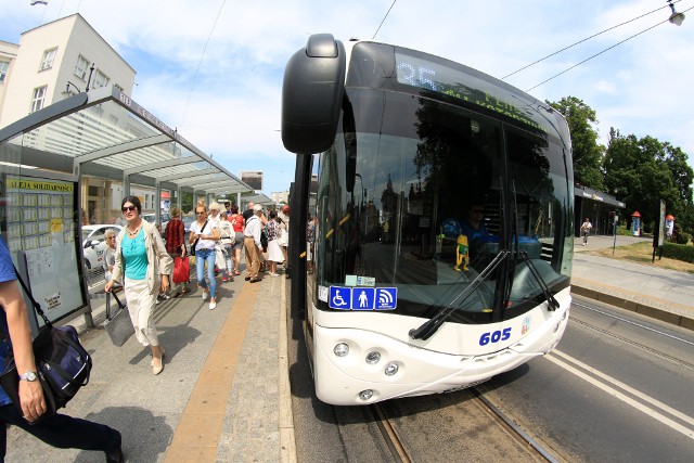 Problemy z przejazdem autobusów na ul. Lipnowskiej w Lubiczu Górnym powodują, że gminie Lubicz groziło zawieszenie kursów linii nr 35. Dlatego od 1 października w tym miejscu zmieniono zasady parkowania. Są także plany wybudowania pętli autobusowej.