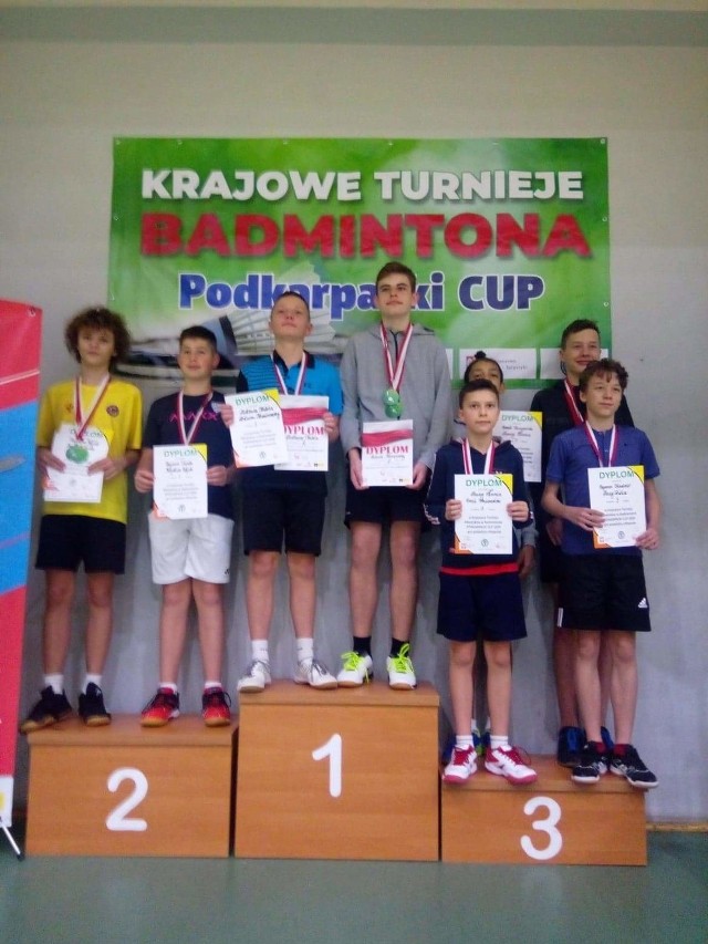 Badmintoniści Stali Nowa Dęba zdobyli łącznie w Szczucinie dwa złote, dwa brązowe, a także jeden srebrny medal