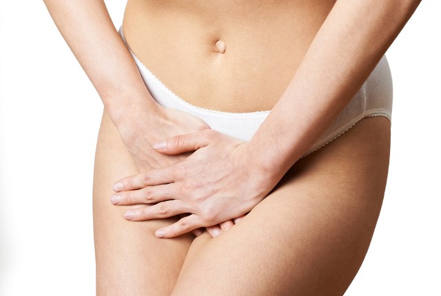 Jednym z objawów rzeżączki u kobiet jest dyskomfort i ból w dole brzucha