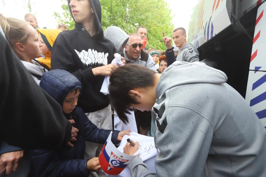 18.05.2023. W gliwickiej Sośnicy piłkarze Górnika Zabrze na...