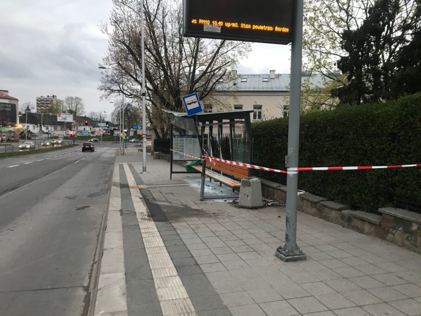 Samochód wjechał w przystanek autobusowy w centrum Kielc [WIDEO, ZDJĘCIA]