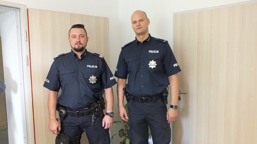 Policjanci uratowali 12 osób z płonącego budynku