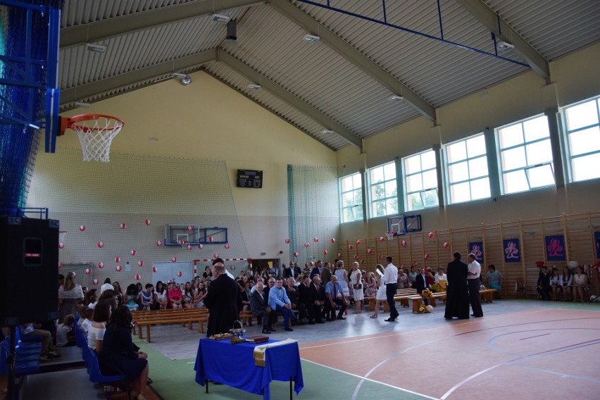 W Zespole Szkół w Huwnikach otwarto nową halę sportową.