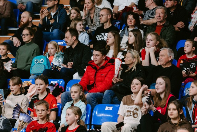 Kibice na meczu Developres Rzeszów - Roleski Grupa Azoty Tarnów. Zobacz kolejne zdjęcia. Przesuwaj zdjęcia w prawo - naciśnij strzałkę lub przycisk NASTĘPNE