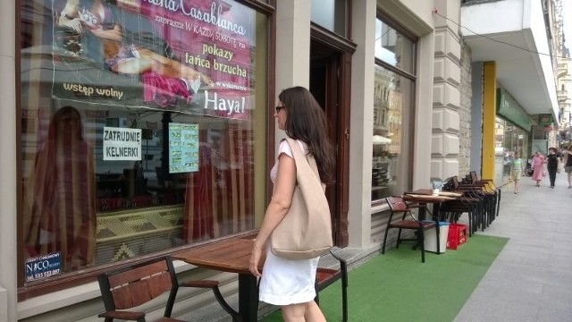 W kilku lokalach przy ul. Piotrkowskiej poszukiwane są kelnerki.