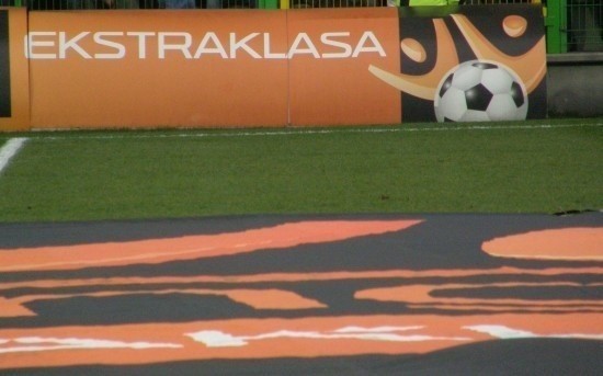 Kiedyś Ekstraklasa była "pomarańczowa". Czy teraz trafi w ręce konkurencji?