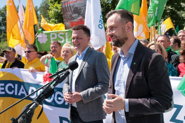 Szymon Hołownia i Władysław Kosiniak-Kamysz mieli zabrać głos na marszu organizowanym przez Donald Tuska, jednak ostatecznie nie doszło do przemówień liderów Polski 2050 i Polskiego Stronnictwa Ludowego.